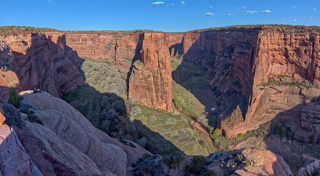 Ostansicht des Canyon De Chelly National Monument North Rim vom Antelope House Overlook, linke Abzweigung führt zum Many Cherry Canyon, rechte Abzweigung zum Black Rock Canyon, Arizona, Vereinigte Staaten von Amerika, Nordamerika