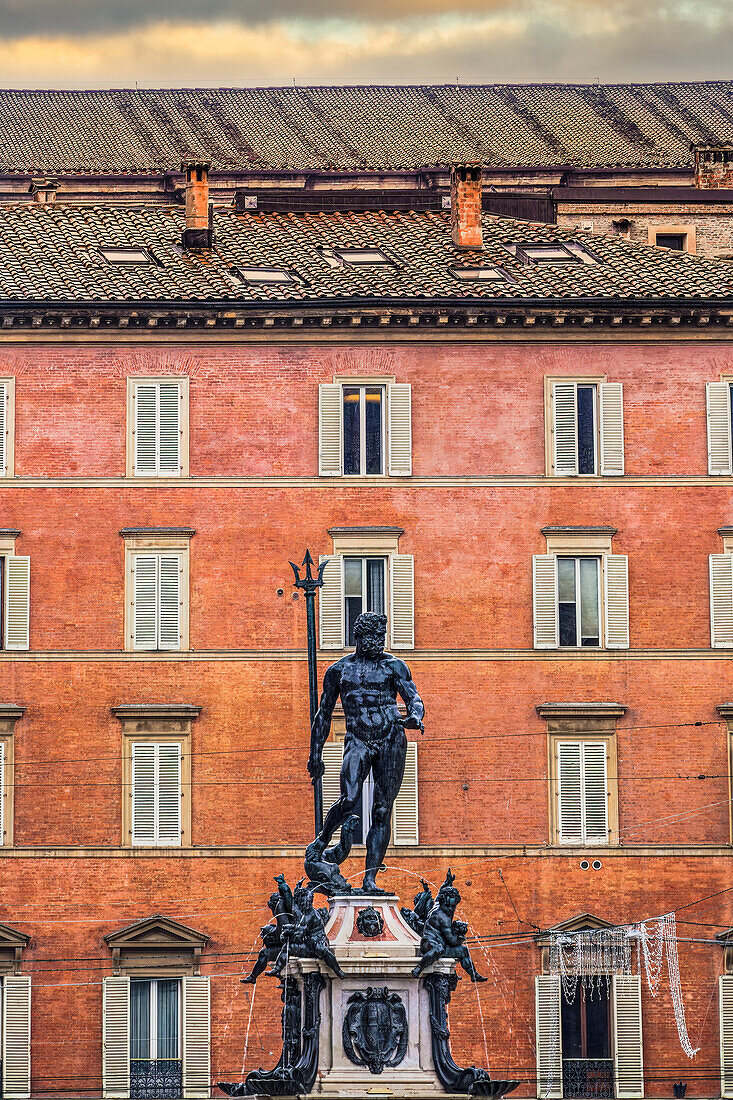 Der Brunnen Fontana del Nettuno aus dem 16. Jahrhundert mit der Neptunstatue, Bologna, Emilia Romagna, Italien, Europa