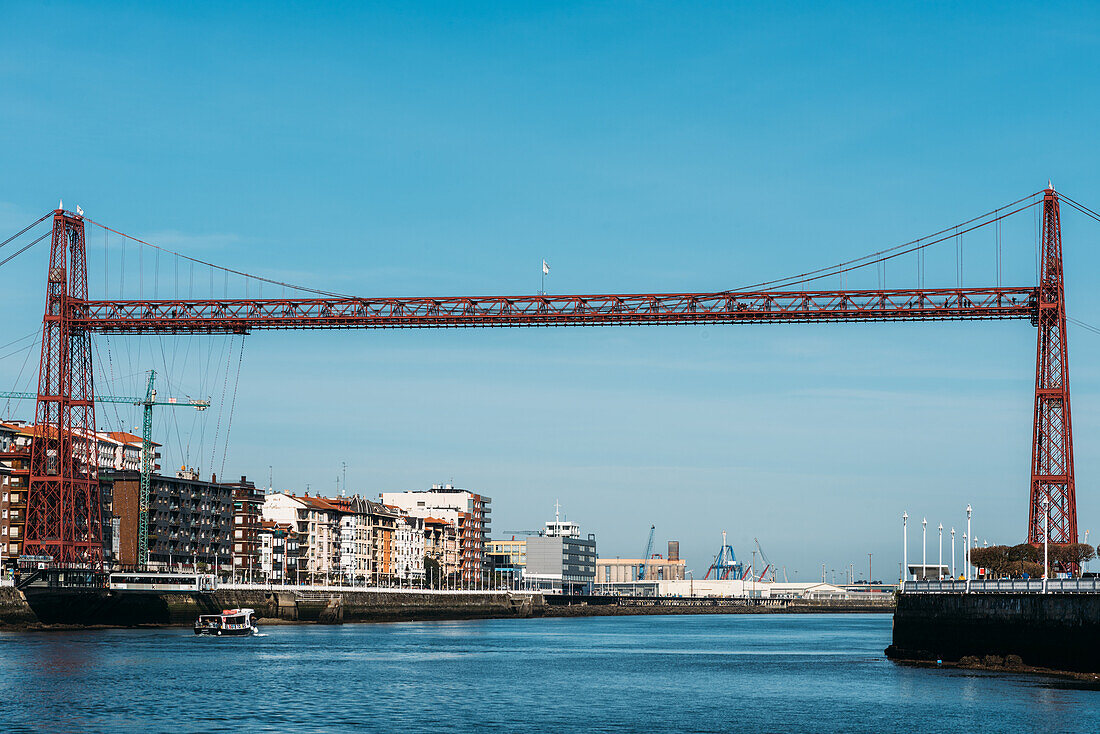 Die Vizcaya-Brücke, UNESCO-Weltkulturerbe, eine Transportbrücke, die die Städte Portugalete und Las Arenas in der Provinz Biskaya verbindet und die Mündung des Nervion überquert, Spanien, Europa