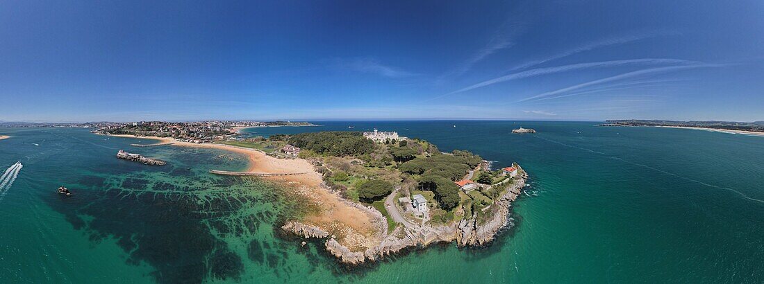 Panoramablick aus der Luft auf die Magdalena-Halbinsel, eine 69 Hektar große Halbinsel nahe der Einfahrt zur Bucht von Santander in der Stadt Santander, Kantabrien, Nordküste, Spanien, Europa