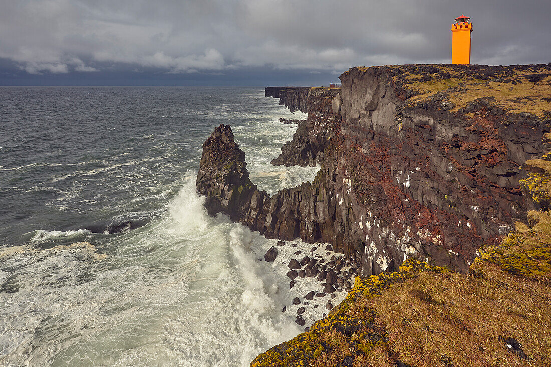 Sturmbrandung gegen Lavafelsen bei Skalasnagi, im Snaefellsjokull-Nationalpark, der nordwestlichen Spitze der Halbinsel Snaefellsnes, an der Westküste Islands, Polarregionen