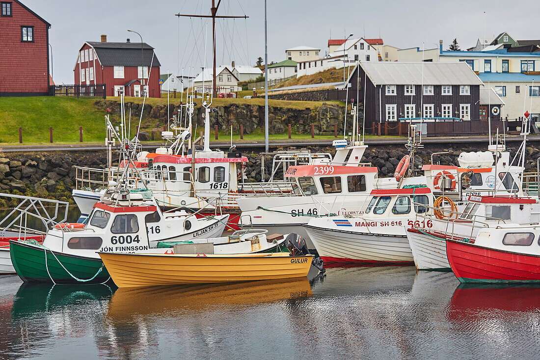 Fischerboote im Hafen von Stykkisholmur, mit historischen traditionellen Gebäuden, Halbinsel Snaefellsnes, Westküste Islands, Polargebiete