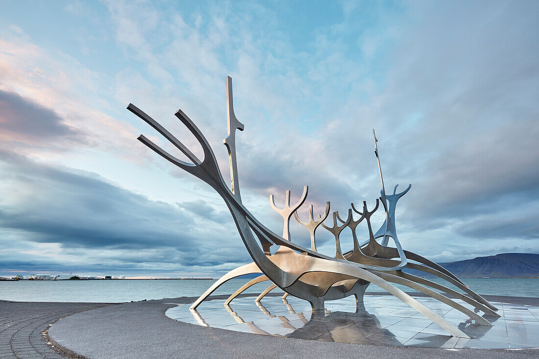 Abendlicher Blick auf die Suncraft-Skulptur an der Strandpromenade von Reykjavik, Hauptstadt von Island, Polarregionen