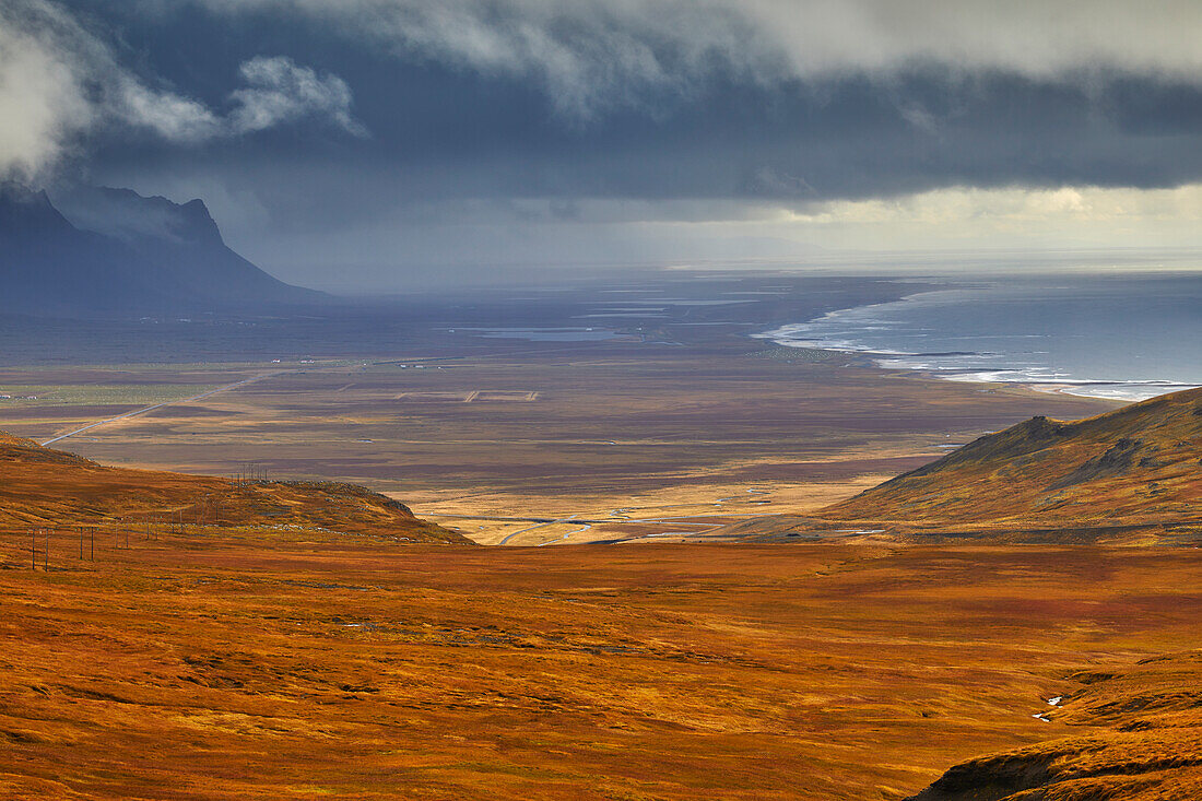 Eine Landschaft entlang des Knarrafjall-Tals, Halbinsel Snaefellsnes, Westisland, Polargebiete