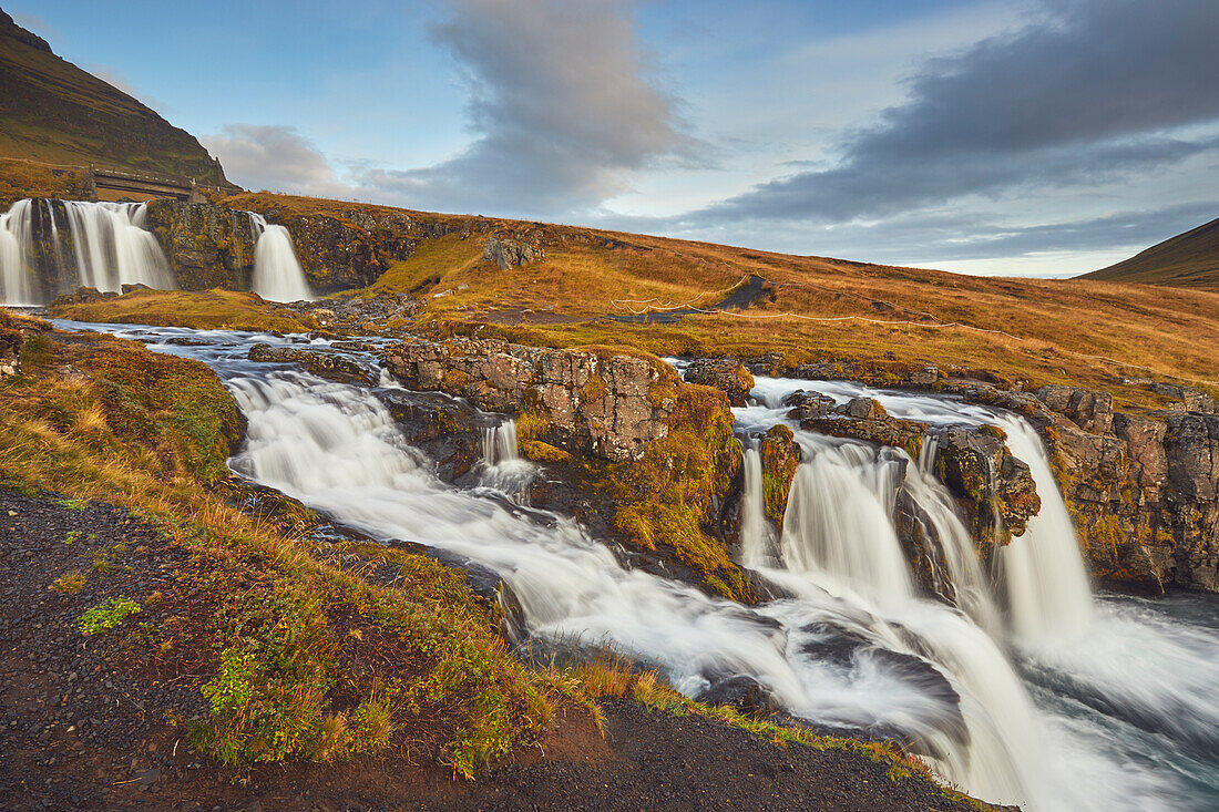 Wasserfall Kirkjufellsfoss, in der Nähe des Hafens von Grundarfjordur, Halbinsel Snaefellsnes, Westisland, Polargebiete