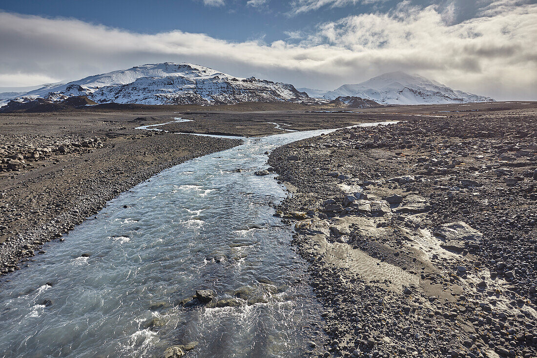 Schneebedeckte Berge und der Geita-Fluss im Frühwinter, am Fuß der Langjokull-Eiskappe, im westlichen Hochland, Westisland, Polargebiete