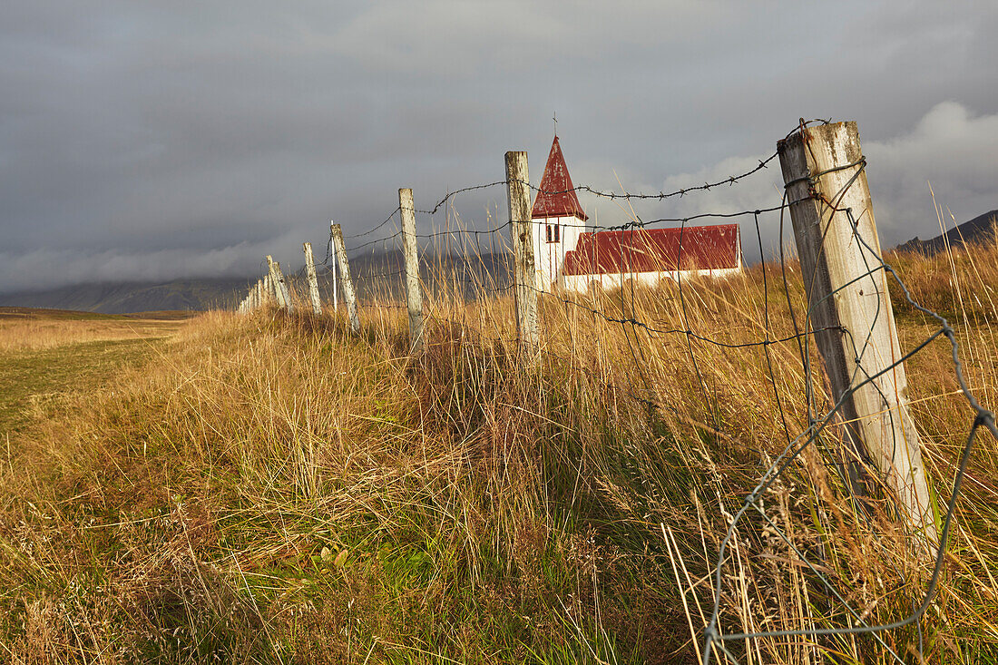 Die Kirche im Dorf Hellnar, im Snaefellsjokull-Nationalpark, Halbinsel Snaefellsnes, Westisland, Polargebiete
