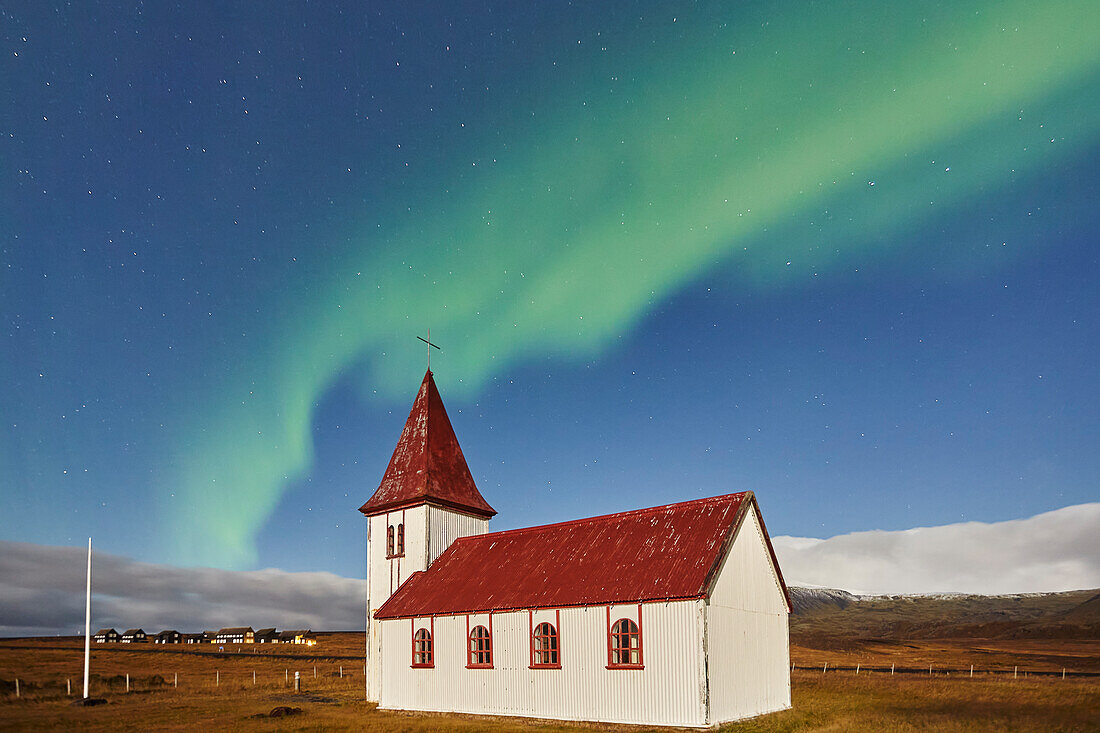 Nachthimmel und Nordlicht (Aurora Borealis) über der Kirche im Dorf Hellnar, im Snaefellsjokull-Nationalpark, Snaefellsnes-Halbinsel, Westküste Islands, Polargebiete