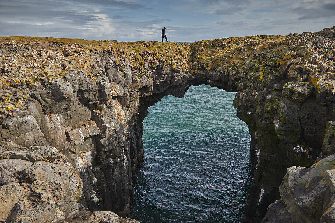 Ein Basalt-Lavabogen in den Klippen beim Dorf Arnastapi, Snaefellsjokull-Nationalpark, Snaefellsnes-Halbinsel, Westküste Islands, Polargebiete