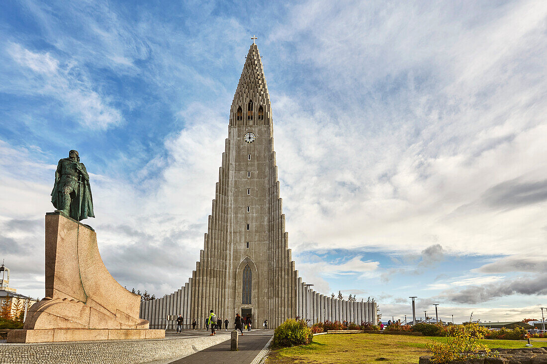 Der Turm der Hallgrimskirkja-Kirche, vor der eine Statue von Leifur Eriksson, dem Gründer Islands, steht, im Zentrum von Reykjavik, Island, Polarregionen