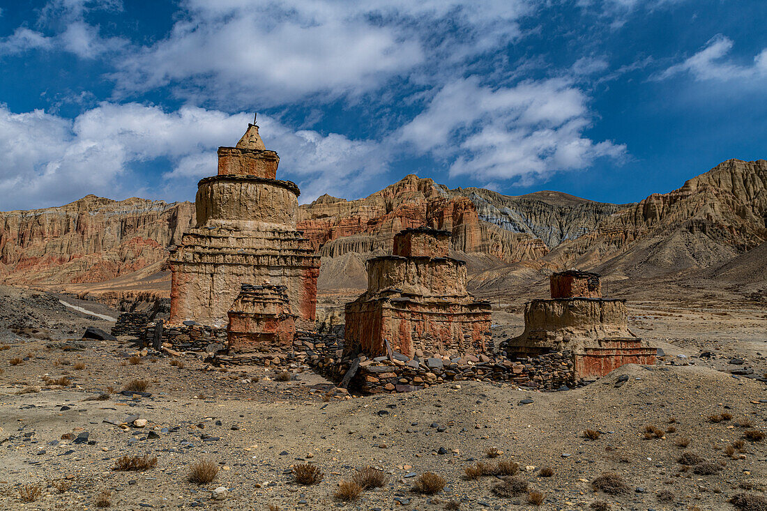 Bunt bemalte buddhistische Stupa, in einer erodierten Berglandschaft, Königreich Mustang, Himalaya, Nepal, Asien