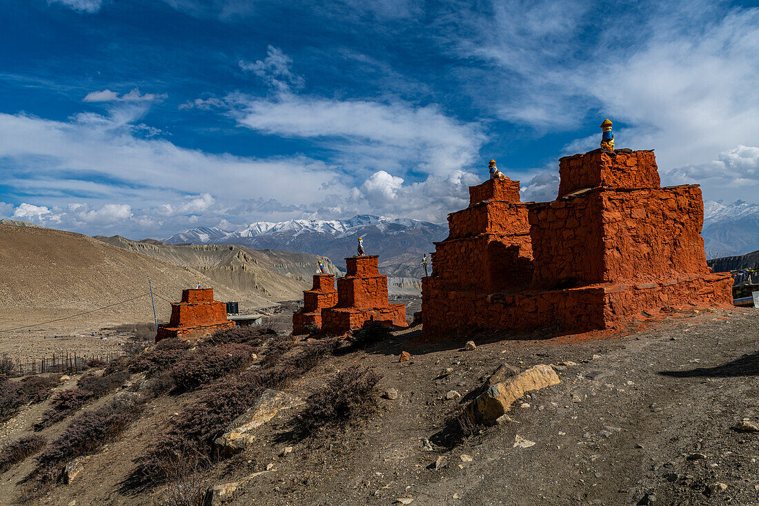 Bunt bemalte buddhistische Stupa, Kloster Ghar Gumba, Königreich Mustang, Himalaya, Nepal, Asien