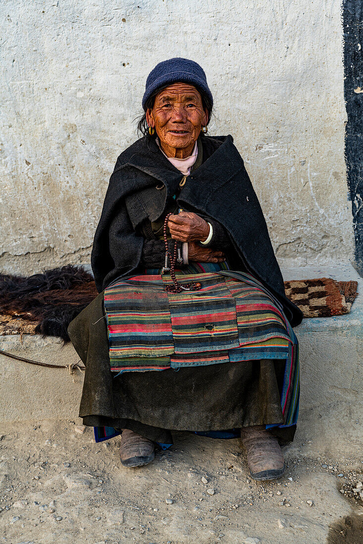 Alte Frau mit einer Gebetsmühle in der Hand, Lo Manthang, Königreich Mustang, Nepal, Asien
