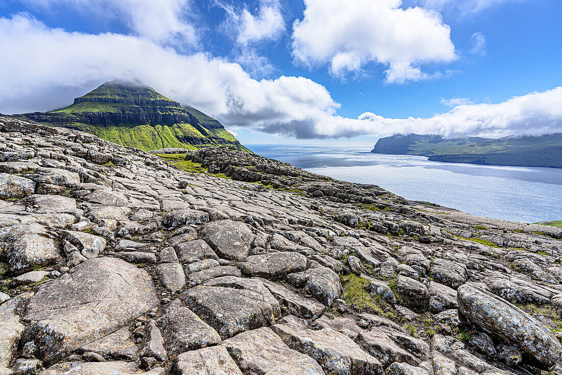 Steinerne Erde gegen den Skaelingsfjall im Sommer, Streymoy Island, Färöer Inseln, Dänemark, Europa