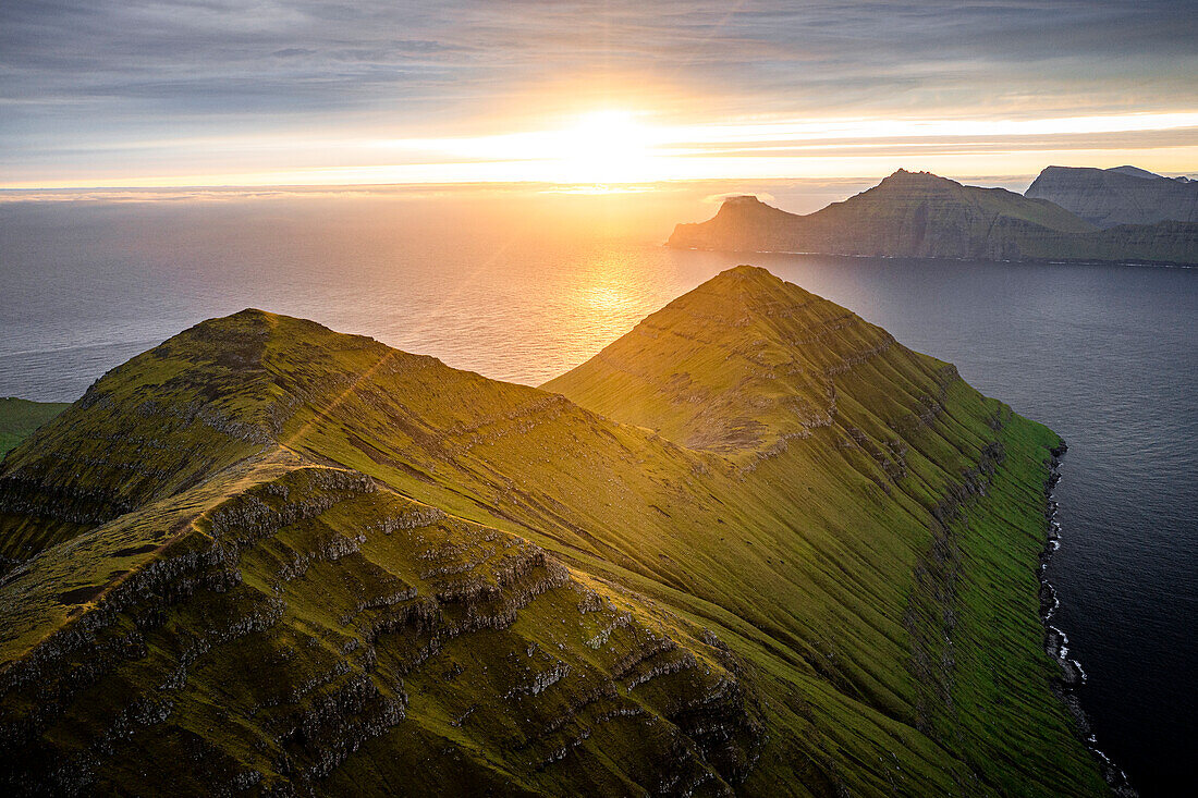 Sonnenaufgang über der Insel Kalsoy und dem Funningur Fjord, Luftbild, Eysturoy Insel, Färöer Inseln, Dänemark, Europa