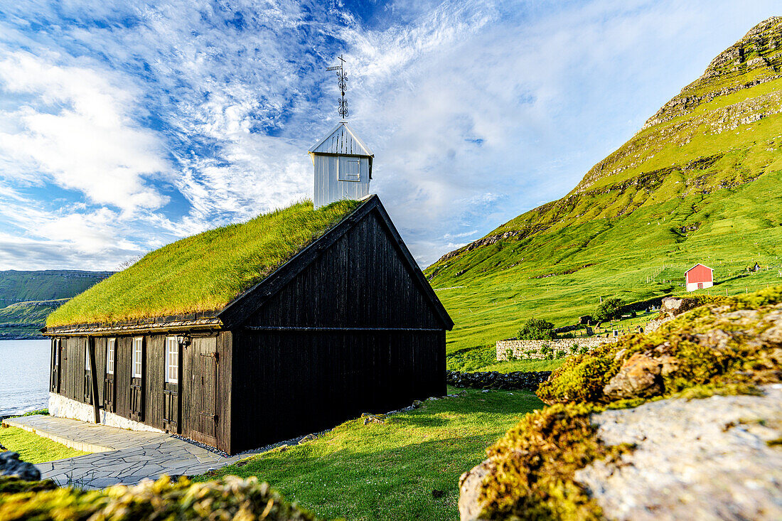 Traditionelle Kirche mit Grasdach mit Blick auf den Fjord, Funningur, Eysturoy Island, Färöer Inseln, Dänemark, Europa