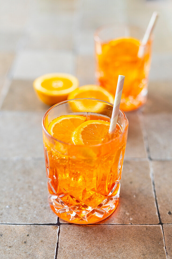 Aperol Spritz mit Prosecco und Mineralwasser (vegan)