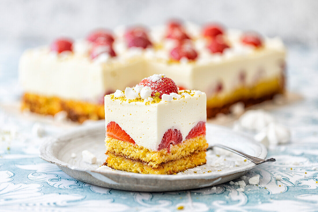 Erdbeertorte mit glutenfreiem Orangen-Mandelboden, Mascarpone, weißer Schokolade und Grand Marnier