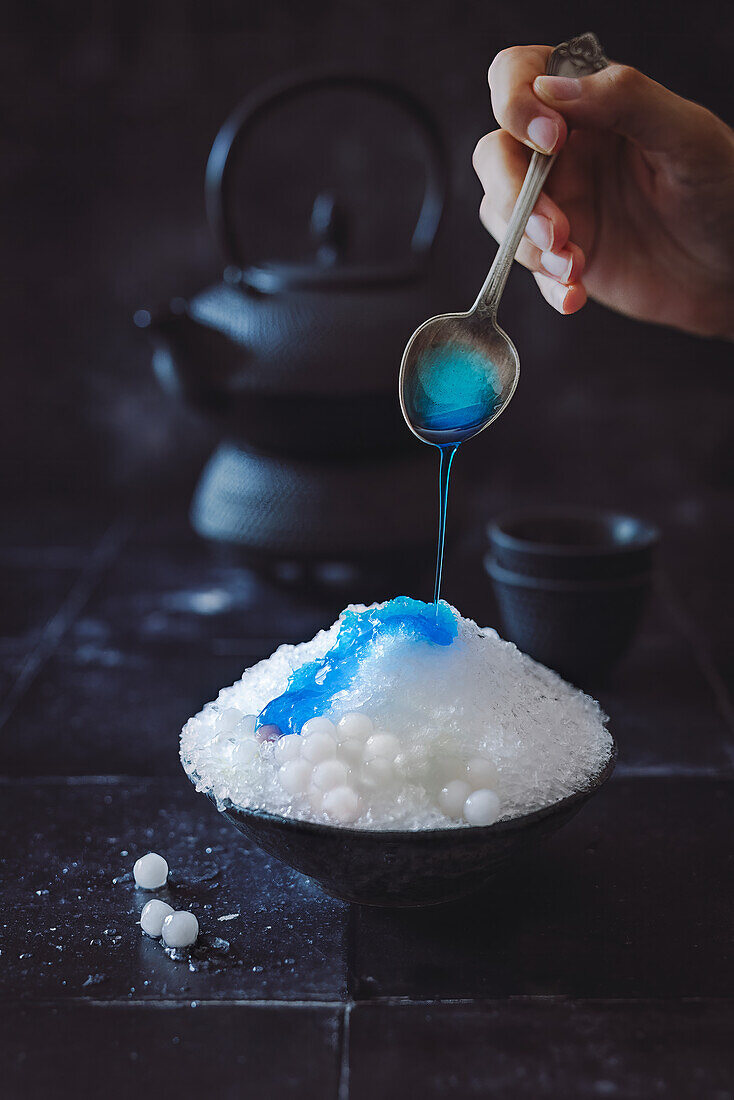 Kakigori (Schnee-Eis) mit blauem Sirup und Tapiokaperlen aus Japan