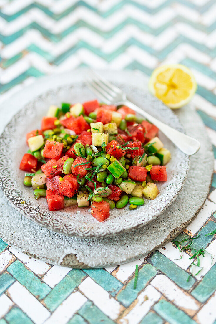 Melonen-Edamame-Salat mit Gurke, Minze und Sumach (vegan)
