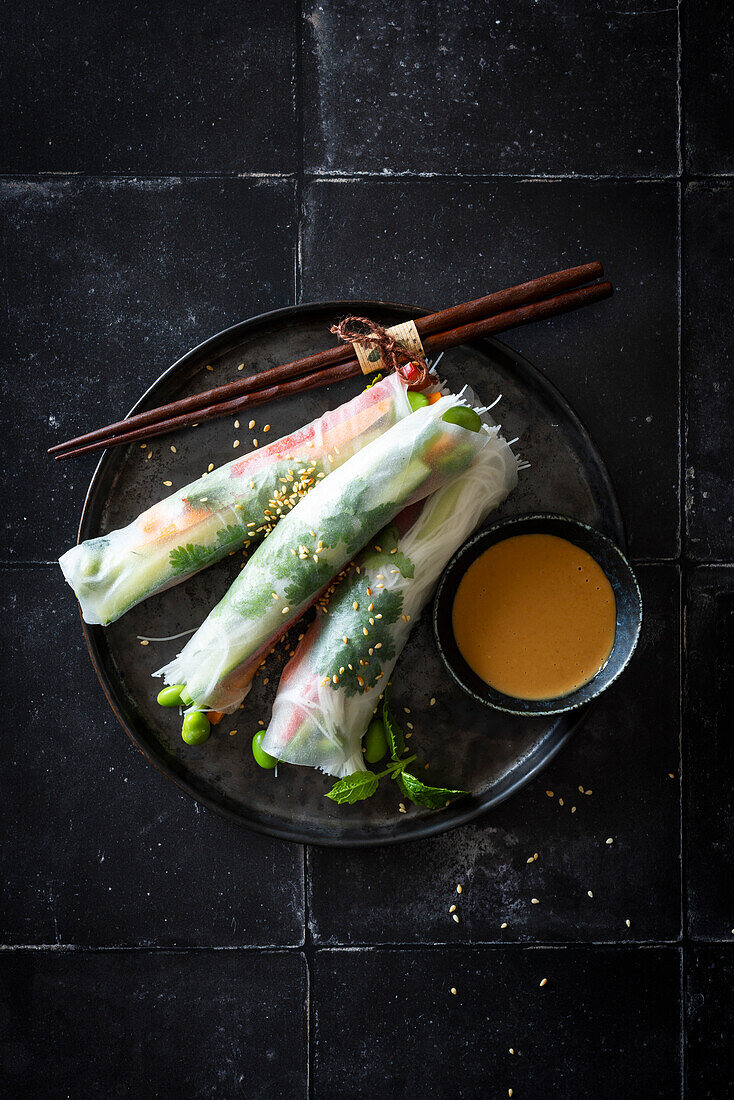 Spring rolls with vegetables, rice noodles and edamame (vegan)