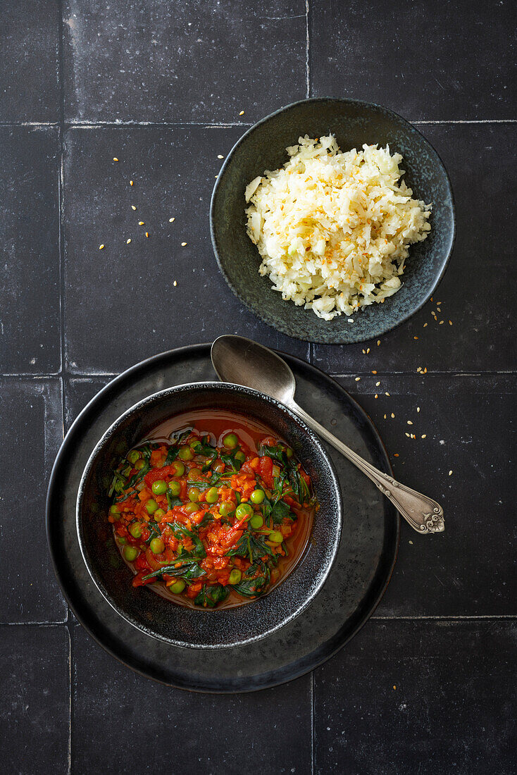 Tomatencurry mit Erbsen, frischem Kurkuma, Ingwer und Blumenkohlreis (Low Carb, vegan)