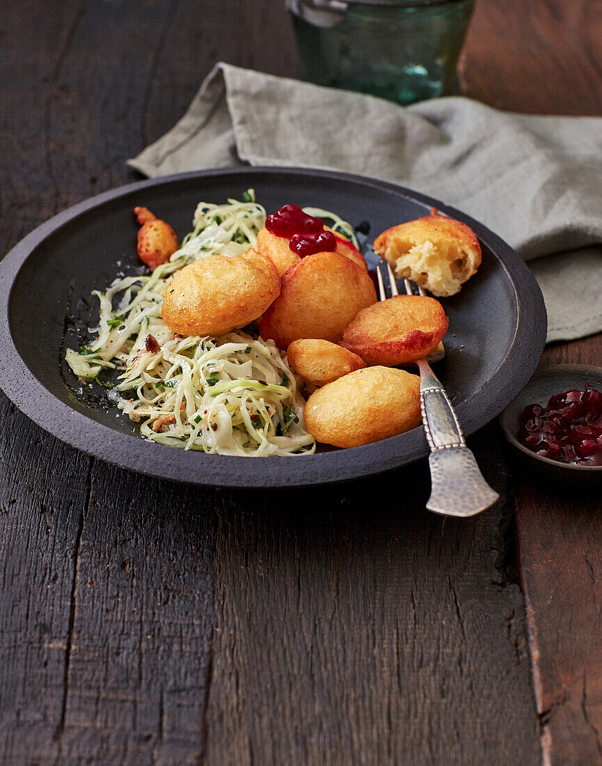 Käseklößchen mit Krautsalat (Schweiz)