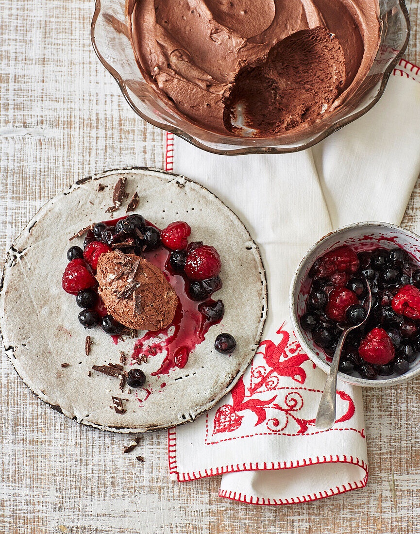 Toblerone-Mousse (Schweiz) mit glasierten Beeren