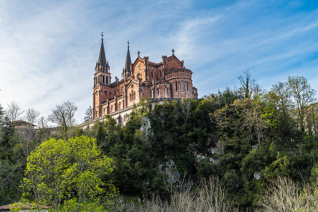 BasA?lica de Santa MarA?a la Real de Covadonga, Nationalpark Picos de Europa, Asturien, Spanien, Europa