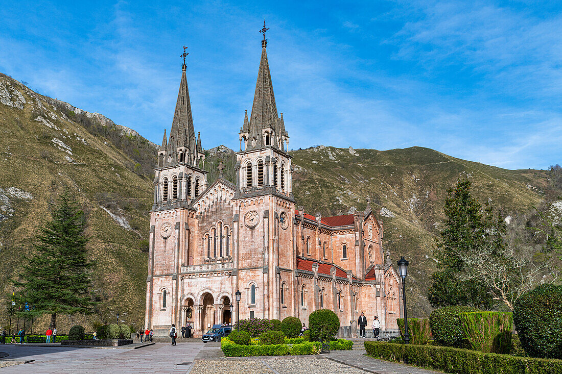 BasA?lica de Santa MarA?a la Real de Covadonga, Nationalpark Picos de Europa, Asturien, Spanien, Europa