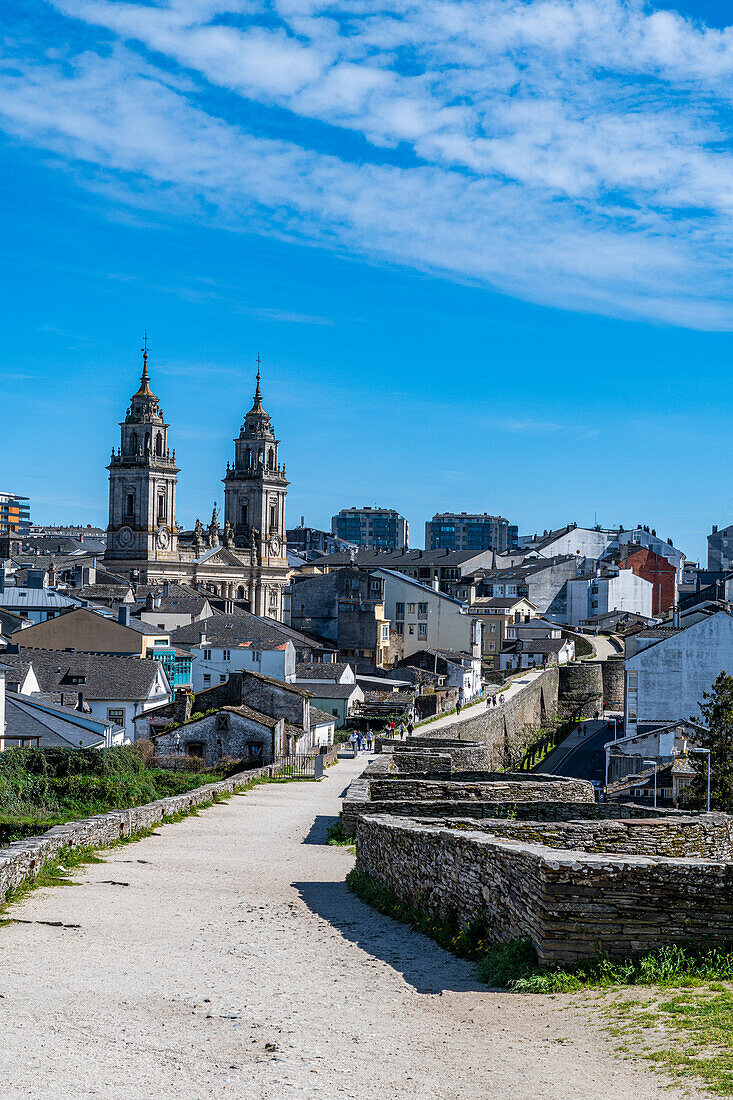 Blick von der römischen Stadtmauer von Lugo und seiner Kathedrale, UNESCO-Welterbestätte, Lugo, Galicien, Spanien, Europa