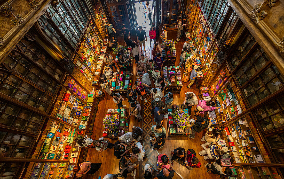 Innenraum des Lello (Harry-Potter-Bibliothek), UNESCO-Welterbe, Porto, Norte, Portugal, Europa