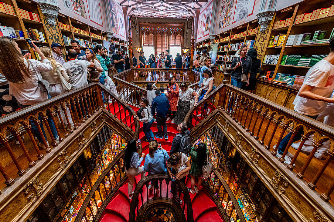 Innenraum des Lello (Harry-Potter-Bibliothek), UNESCO-Weltkulturerbe, Porto, Norte, Portugal, Europa