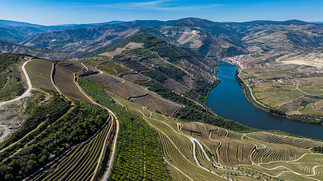 Luftaufnahme der Weinregion des Douro-Flusses, UNESCO-Welterbe, Portugal, Europa
