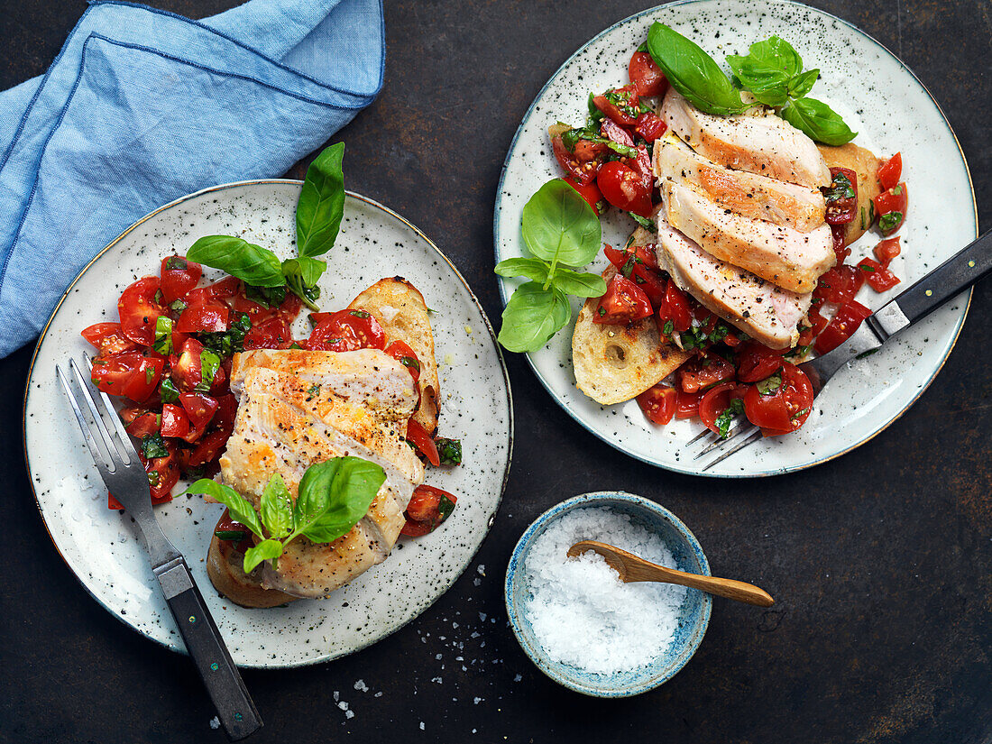 Bruschetta mit Hühnchen und Tomatensalat