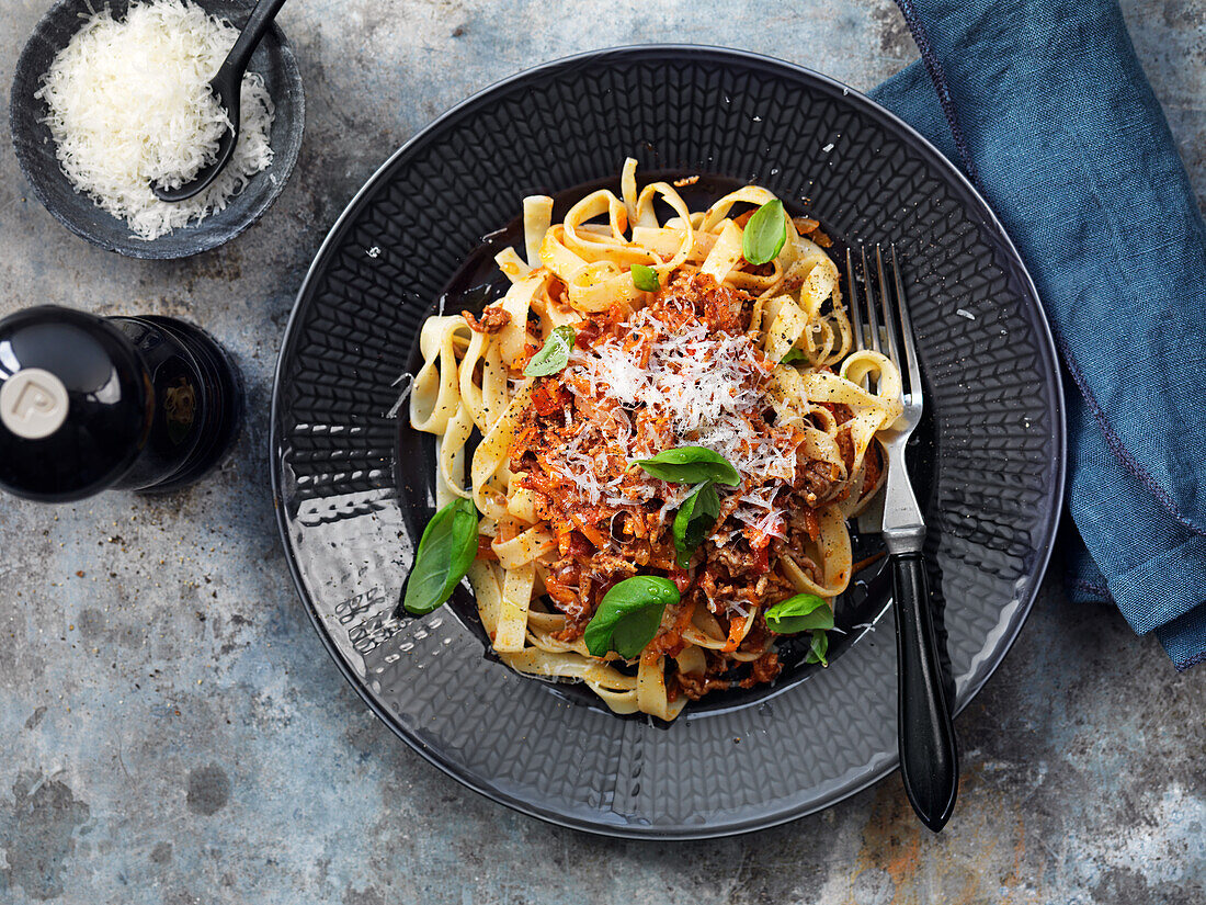 Bandnudeln alla Bolognese mit Basilikum und Parmesan