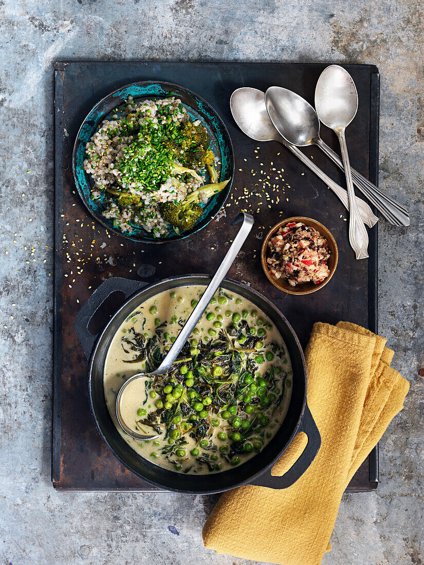 Veganer Eintopf mit Erbsen, Spinat und Kokoscreme