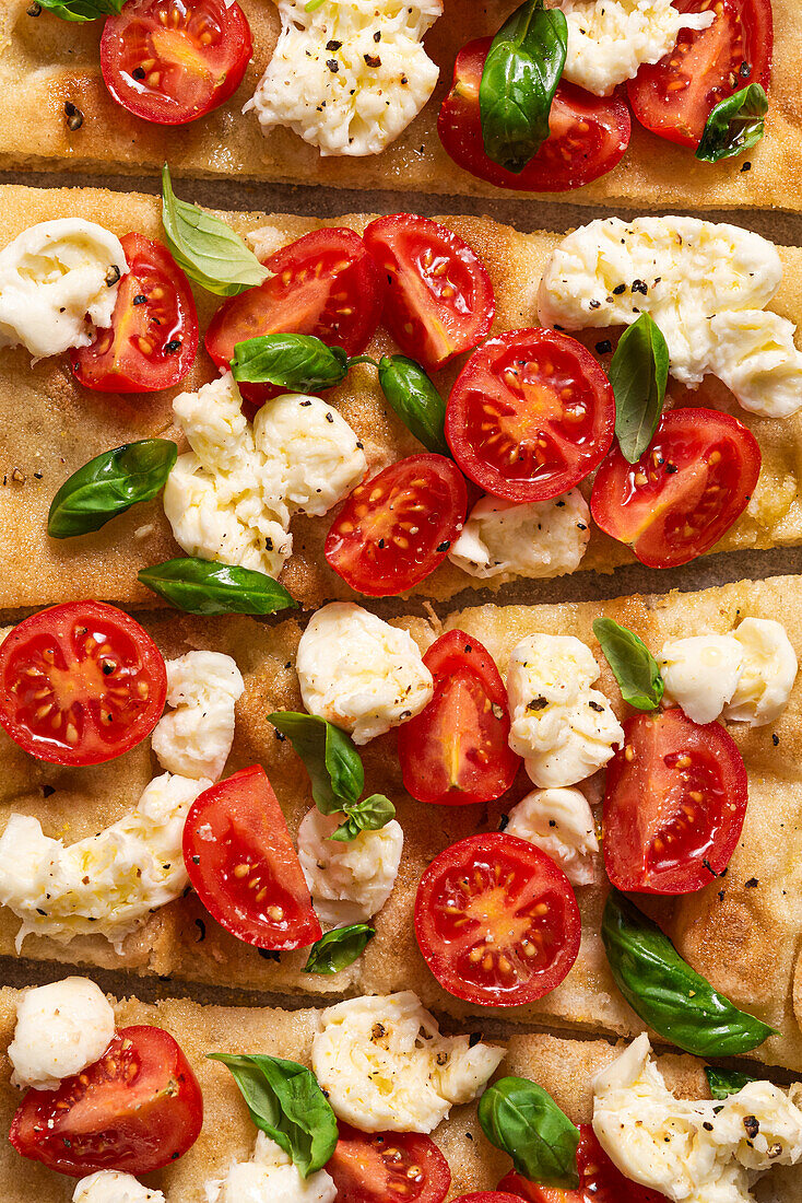 Pinsa with tomatoes, mozzarella and basil