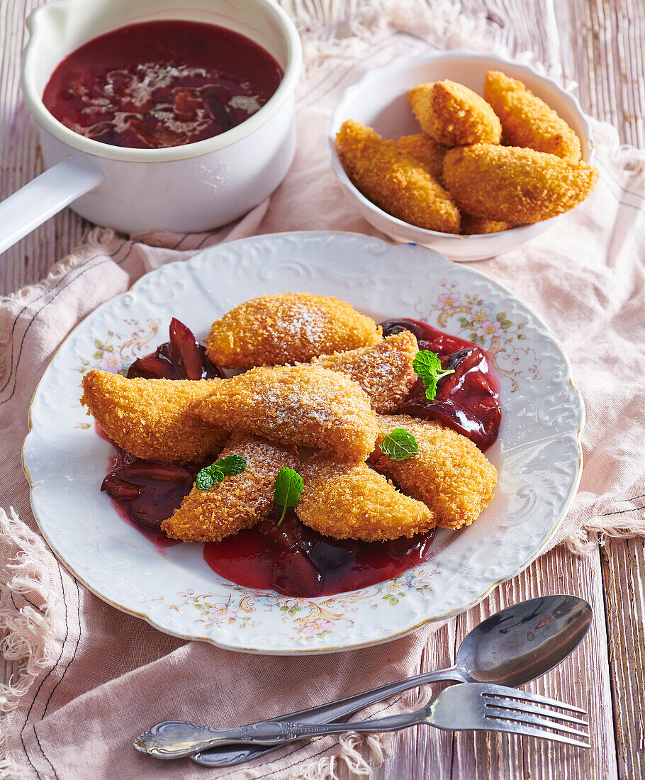 Frittierte Kartoffeltaschen mit Pflaumen