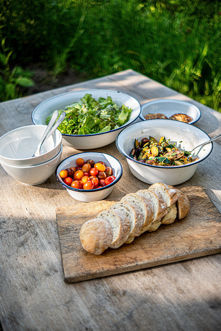 Zucchini mit Bratwurst, Brot und Salatzutaten