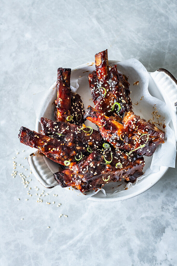 Marinated spare ribs with sesame seeds