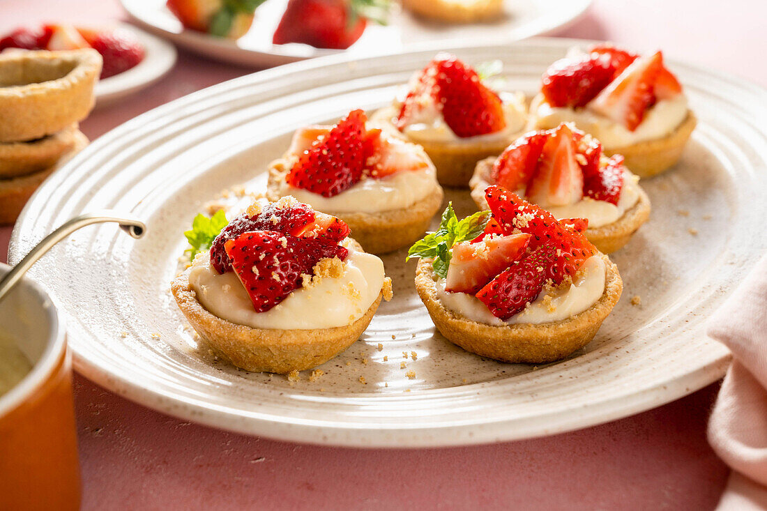 Tartlets with lemon curd and strawberries