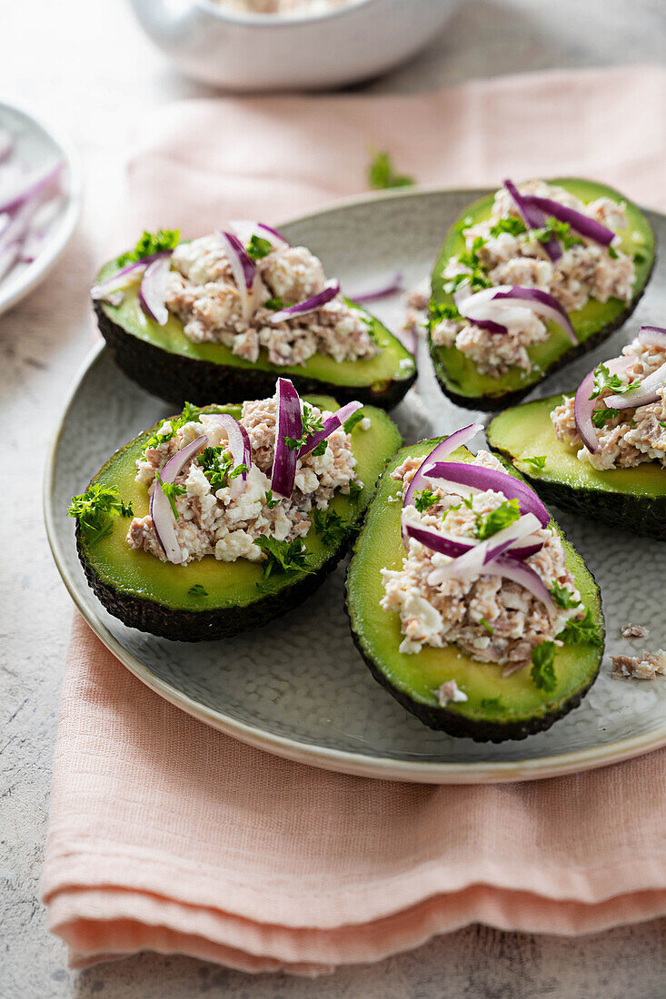 Mit Thunfisch und roten Zwiebeln gefüllte Avocados