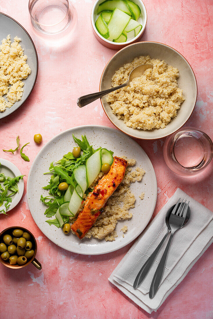 Mit Honig glasierter Lachs und Bulgur