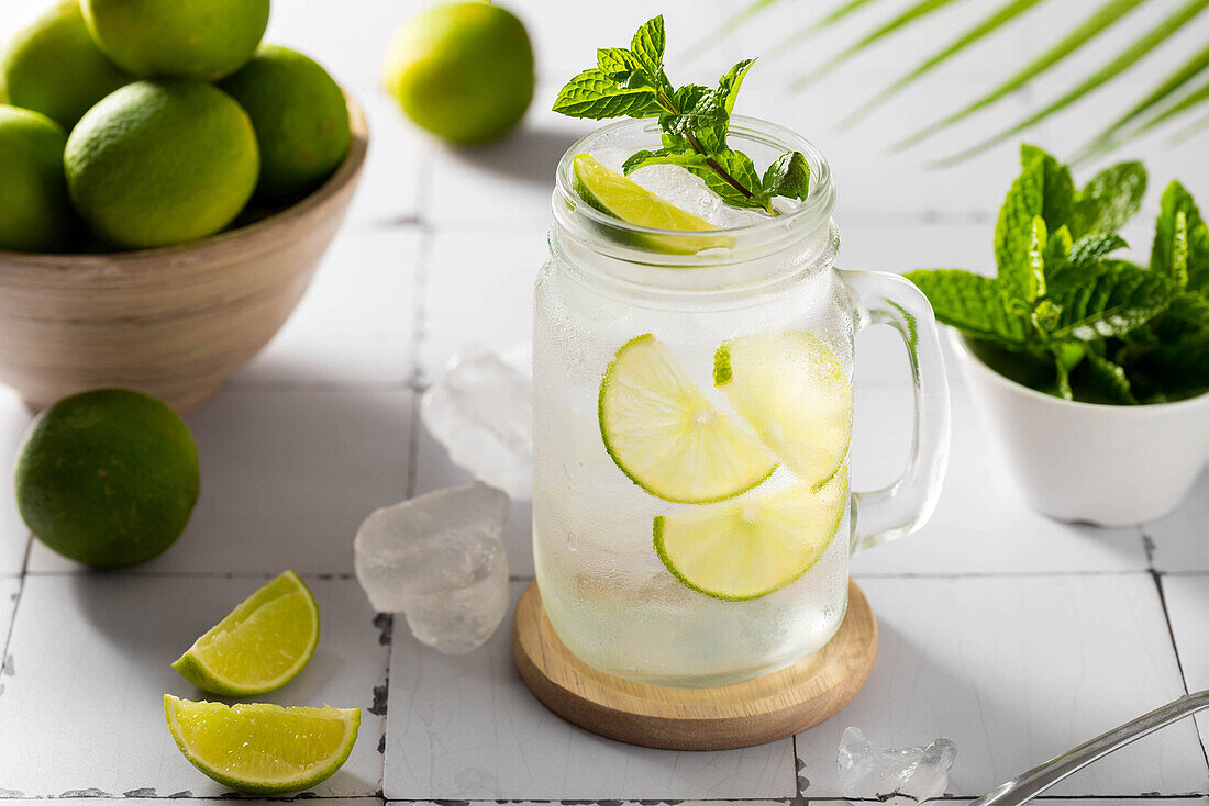 Erfrischende Limettenlimonade mit frischer Minze