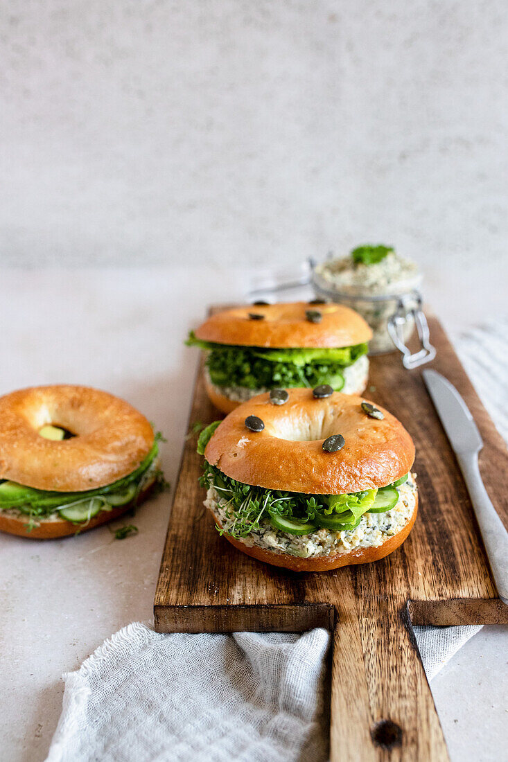 Bagel mit veganer 'Thunfisch'-Creme