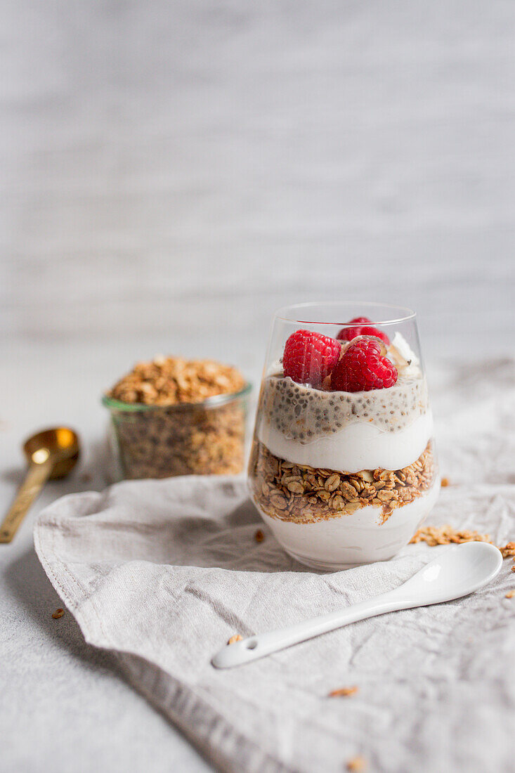 Chia-Joghurt mit Himbeeren