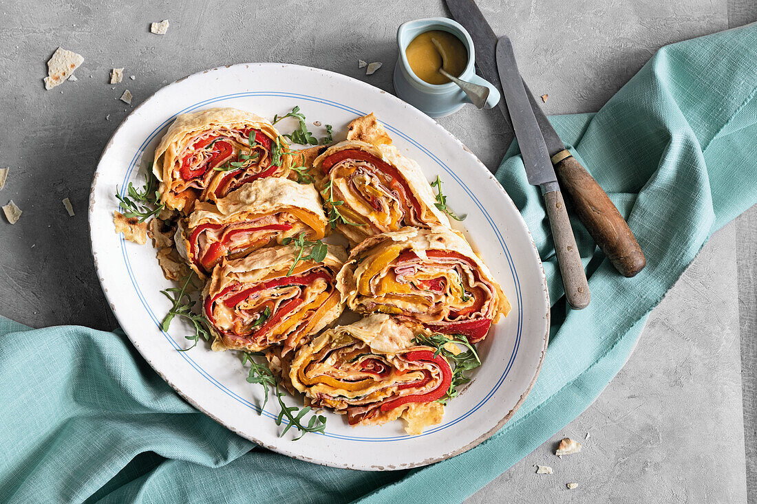 Pane Carasau mit Paprika und Schinken (Italien)