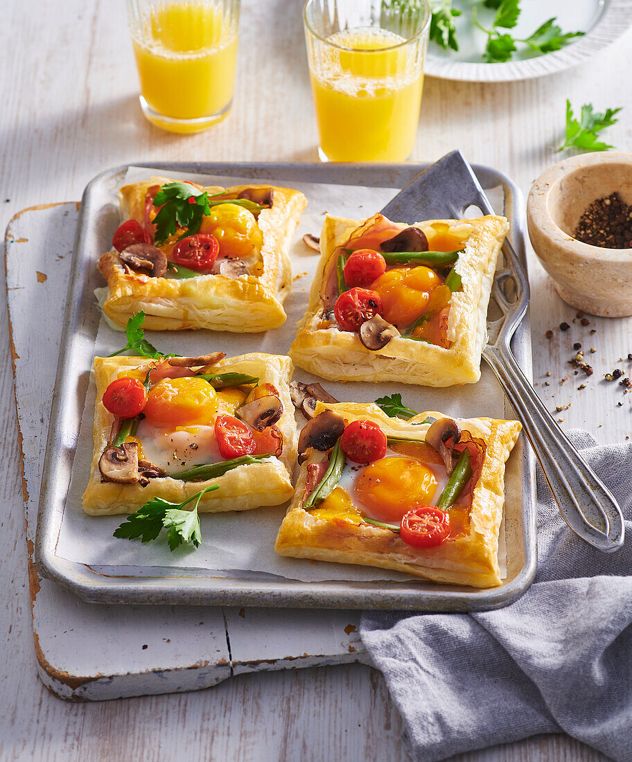 Puff pastry with egg, vegetables and cheese