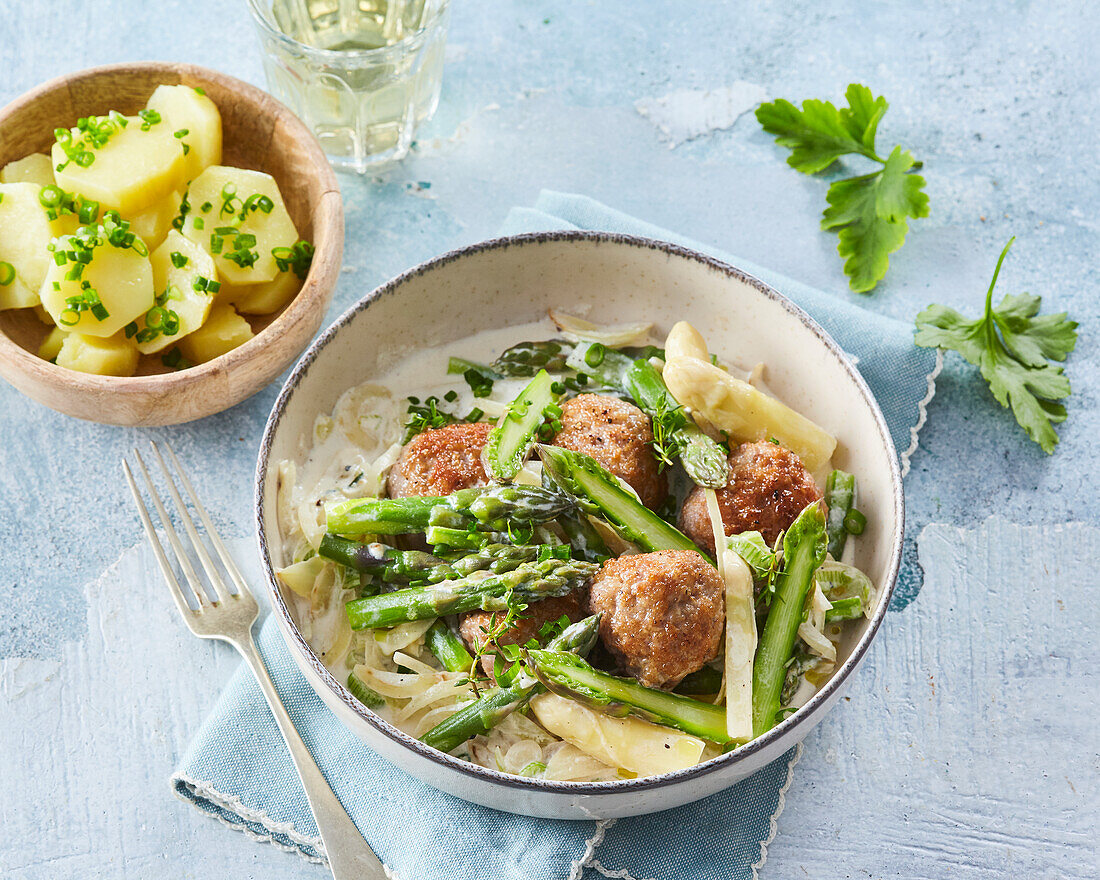 Spargel mit Fleischbällchen